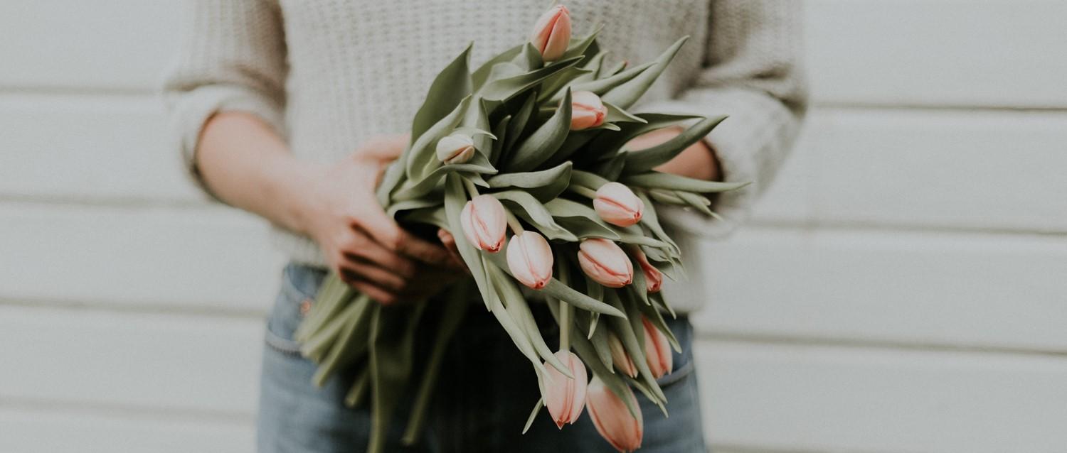 What does a women's health physiotherapist do?