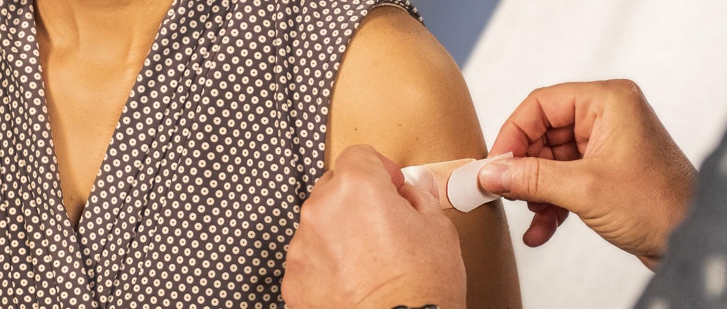 COVID-19: What coronavirus vaccines and medications are available around the world?