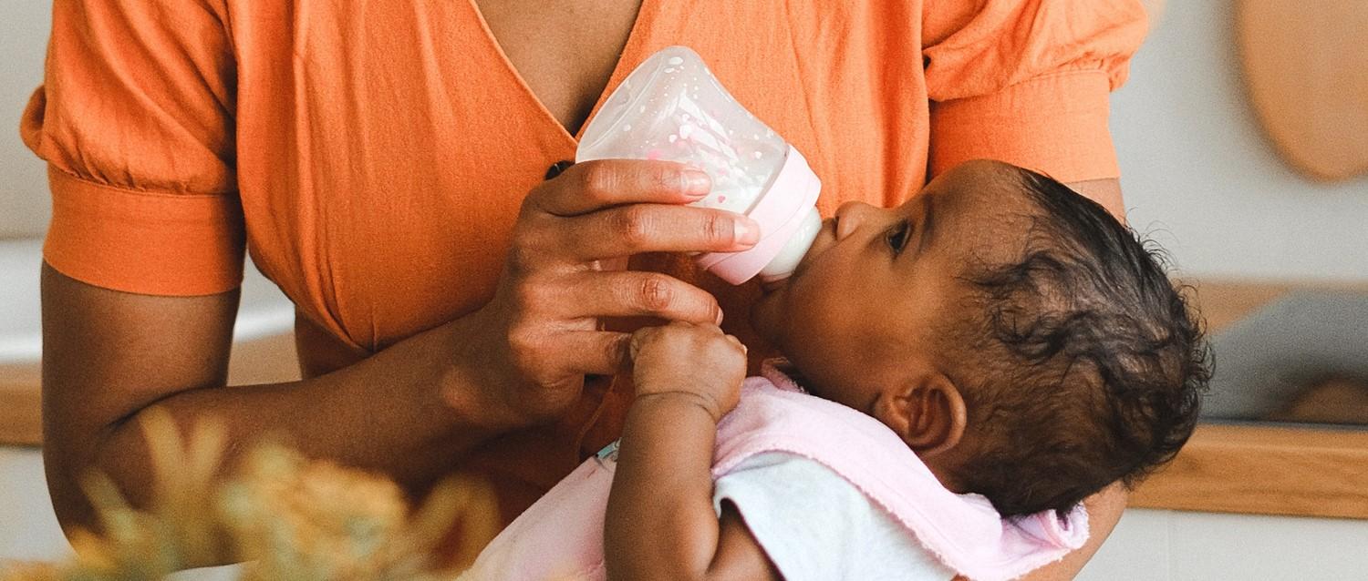 What are the signs of a cow's milk allergy in babies?